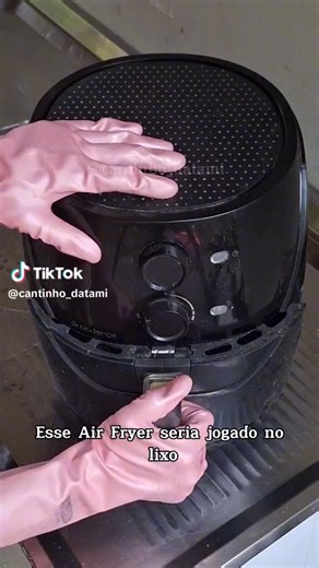 1.4M views · 5.8K reactions | Pleno século 21 e ninguém inventa uma fritadeira elétrica autolimpante. 勞 Bora pro app ver mais dicas de limpeza: https://linktr.ee/tiktokbrasil | TikTok | Facebook