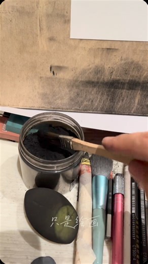 Artists Universum 🖌️ on Instagram: "Zhi Shi Hui Hua – Lunjie sculpts hyper-realistic charcoal portraits from wild, erratic strokes into breathtakingly intricate images. His signature method enthralls audiences as a flawless masterpiece arises from what first seems like pure chaos. Artist: 53285063479 / 只是绘画‑伦杰（约稿课程） on Douyin #art #sketch #drawing"