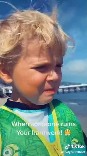 Ryry runied tydus sand castle he builded ...