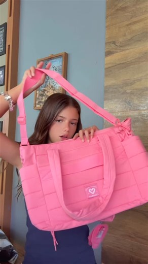 Corina Vitor | O que dizer dessa bolsa ?👛 ahhh eu estou perdidamente apaixonada por ela 🌸💓 . @colorup.girls obrigadaaaa ! | Instagram