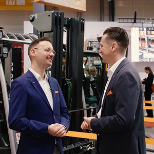 Weiter geht's mit Thies' Streifzug über unseren diesjährigen LogiMAT-Stand. Im heutigen Clip nimmt er mit seinem Kollegen aus dem Produkttraining, Roman Starke, die E-Stapler von STILL genauer unter die Lupe. Für Kunden, die im Ein-Schicht-Betrieb gelegentliche Transportleistungen sicher, zuverlässig und gut absolvieren wollen, empfiehlt Roman die Fahrzeuge aus unserer Classic Line. Wer hingegen im Mehr-Schicht-Betrieb arbeitet und sowohl Höchstleistung als auch Sonderausstattung benötigt, ist m