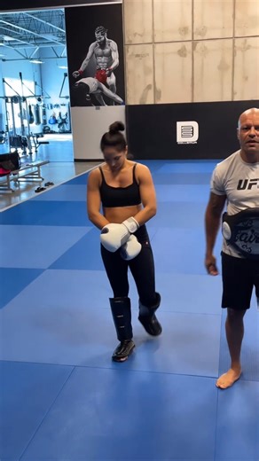 My kind of therapy 👊🏼 I’m in love with my new @sanabul Women’s boxing gloves #HYPERSTRIKE an elite boxing glove made special for Women 💓🥊 Thank you @renatorasta for the training, you’re the best 👑 #boxing #kickboxing # | Arianeee Lipskiiii