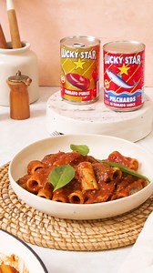 If you grew up in SA, chances are there’s a tin of pilchards hiding in your cupboard somewhere (we know it’s there) 😌 toss it with some pasta and 30 minutes later you’ve got a weeknight classic that’s not just tasty, but packed with protein.⁣ ⁣ ⁣ ⁣ ⁣ ⁣ 🇿🇦 Full recipe here: https://www.foodiesofsa.com/recipes/30-min-pilchard-pasta | The Foodies of South Africa