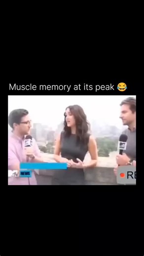 Memes || Comedy || Entertainment on Instagram: "日本利用压电瓷砖将脚步转化为电能。这些瓷砖捕捉来自你脚步的动能。当你行走时，你的重量和动作会对瓷砖产生压力。瓷砖会轻微弯曲，从而产生机械应力。瓷砖内部的压电材料将这种应力转化为电能。每一步都会产生少量电荷，而数百万步结合在一起就能产生足够的电力来驱动 LED 灯、数字显示屏和传感器。在像涩谷车站这样繁忙的地方，每天大约有 240 万个脚步为这一系统作出贡献。这些电能可以被储存或立即使用，从而减少对传统电力来源的依赖，并支持可持续的城市基础设施。这种方法将日常运动转化为实用的可再生能源 #日本 #知识 #事实 #你知道吗 #推荐 #科技 #创新 #历史 #技术 #实验 #热门"