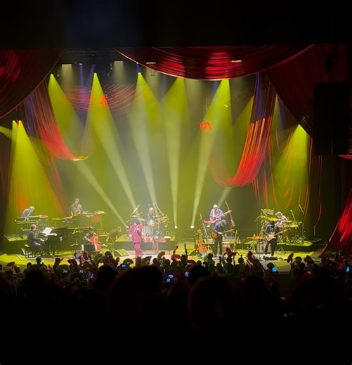 葉加瀬太郎 TARO HAKASE on Instagram: "葉加瀬太郎コンサートツアー2025 The Best of 35 Years姫路公演にいらして下さった皆様 ありがとうございました！ ツアー5本目ですが、回を重ねるごとに はかせんすの数が増えてステージもヒートアップしてます。 それにしてもLADSコーナーの豪太さんの強運は 何だろうねwww 4/5の確率で豪太さんの曲が2曲とも 当たっています。 ステージセンター後方からの念？www バイオリンを弾こうコーナーで手を挙げてくださったチエミさん、爆笑トークありがとうございました。 関西人あるあるwww 僕もとても楽しかったです。 楽屋ケータリングはホテルのビュッフェのような ゴージャスな品々が並びました。 ヘルシー& 激ウマの楽屋メシ、 沢山ご用意頂きありがとうございました！ 大好きなアクリエに必ずまた戻ってきます。 楽しく贅沢な時間をありがとうございました！ #葉加瀬太郎 #tarohakase #葉加瀬太郎コンサートツアー2025 #姫路"