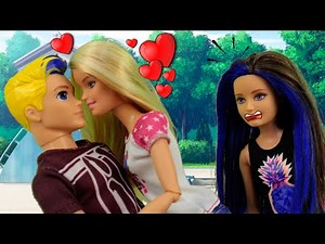 BARBIE BIA E KEN NAMORANDO E FAZENDO CIUMES EM RAQUEL - NOVELINHA DA BARBIE