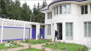 Il s'agit de la première construction de Charles-Édouard Jeanneret, avant qu'il ne se fasse appeler huit ans plus tard Le Corbusier, et qu'il devienne l'un des pères de l'architecture moderne: la Maison Blanche, construite en 1912 à La Chaux-de-Fonds. #19h30RTS | RTSinfo