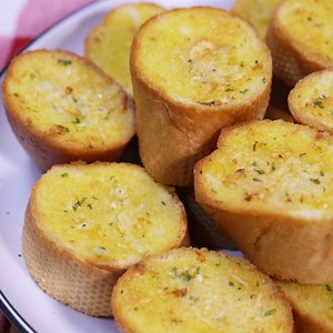 Garlic Bread Make your own garlic bread using this recipe. It has a perfect garlic-salty balance made of fresh garlic, unsalted butter, pinch of salt and chopped parsley. You can use Baguette bread or any bread available in stock. Get the full recipe here: https://www.pagkaingpinoytv.com/garlic-bread/ | Pagkaing Pinoy TV