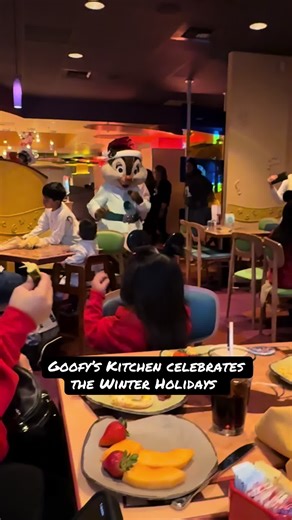 Goofy’s Kitchen celebrates the Winter Holidays. One of the special things to enjoy during your dining experience at Goofy’s Kitchen is this little parade from Dale, Minnie Mouse, Chip, Pluto, and Goofy. The characters do this several times each hour while they go through each section of the restaurant. We probably saw this at least 3 times during our dining experience. These are the only characters featured at this character dining experience. #goofyskitchen #goofy #pluto #chip #dale #minniemous