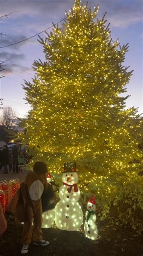 15 reactions | Local businesses, vendors, and the community turned out for Eagle Country Christmas today. Santa brought smiles to kids and adults alike. | CBS 2 Boise | Facebook