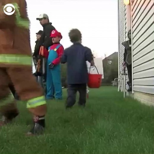 After discovering something disturbing in their child's candy, an Indiana family has a warning for trick-or-treaters http://cbsn.ws/2yOASTW | CBS News