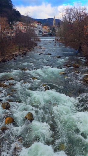 Où suis-je exactement ? Tu as reconnu ce spot ? Indices ! ✨ C'est une cité thermale entre Aubenas et Antraigues 🏞️ Ce village est à la confluence de l'Ardèche et de la Volane 🏰 Son château n'existe plus, mais depuis son ancienne place tu as un magnifique panorama ⛲ Il y a plus d'une centaine de sources dans le village, et sa plus connue propose ses bulles sur toutes les tables de restaurants 💦 Ses thermes viennent d'être cités dans Forbes 🎰 Tu peux flamber à son casino mais moi je préfère pr