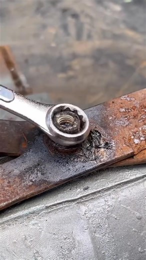 Rusty Screw Removal Made Easy A simple trick that frees even the stuck ones. #DIYUSA #MechanicHack #QuickFix | Creative Tips
