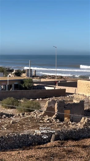 Discover Moulay Bouzarktoun on Instagram: "🏄‍♂️ Où se loger à Moulay ? Que tu viennes pour le windsurf, le chill ou en famille, il y a plusieurs façons de vivre Moulay. 🏠 Chez l’habitant : petits budgets, ambiance conviviale et vraie immersion locale. 🏡 Maisons d’hôtes : plus de confort, espaces privés, idéal pour les familles. 🏨 Hôtels aux alentours : simples et pratiques. 🚗 Essaouira : possible, mais les allers-retours quotidiens peuvent vite fatiguer. 👉 Chaque option a ses avantages, to