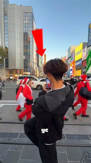 He Zoomed In on a Skyscraper and Saw THIS 🎄 #shortsvideo