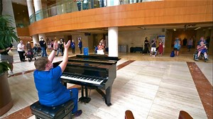 Concert pianist inspired to become a nurse, now mesmerizes patients with her music