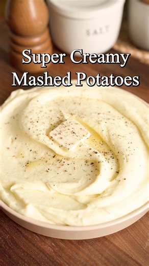 Let’s make The Creamiest Mash Potatoes! It’s the same way as how I used to make it at work! Full Recipe is on our Blog, LlNK is in our Bl0! Just type “Mash” in the search!❤️ #mashedpotatoes #potatoes #sidedish #easyrecipes #reel #recipes | Two Plaid Aprons