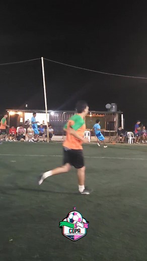 Un pequeño fragmento del ultimo partido de la fecha 4 entre CITYCENZ vs CHAVINETA. Uno de los tantos partidos por lo que vale la pena pagar una entradita. 😀👌 23:27 hs siguen jugando 👞⚡️👞 | Copa El Campeón del Pueblo