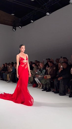 NEW!! Maricarla Bosconno walking for Nensi Dojaka FW23. #nensidojaka #mariacarlaboscono #runway #models