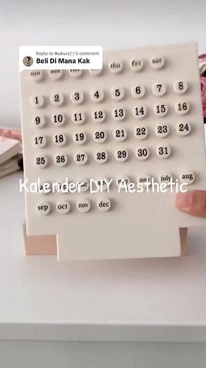 Replying to @𝕲𝖆𝖇𝖚𝖙𝖙ᥫ᭡ nih aku spill untuk kalendernya😍 super unikk dan aesthetic✨ warnanya juga banyak bgt 🤍 - #fyp #foryou #kalender #kalenderaesthetic #calendaraesthetic #kalenderunik #kalenderdiy #kalendermeja #kalendermejaunik #kalenderabadi #kalenderlucu #calendardiy #calendarlucu #beliyuk #belanjayuk #tiktokshop #affiliatemarketing #affiliatetiktok