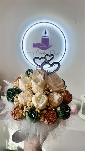 Lena’s Candle-mirisni aranzmani od sveca|mirisne svece on Instagram: "Tražiš poklon koji nije „još jedan u nizu“? ✨ Ručno rađeni aranžmani od sveća, sa pažnjom na svaki detalj 🤍 Savršeni za posebne trenutke – ili bez povoda. •PRODAT 👉 Sačuvaj objavu i piši nam u DM #poklonljubavi #mirisnesvece #aranzmanukutiji #mirisnesvece #danzaljujenih"