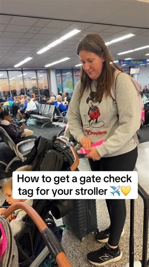 If you’re gate checking a stroller or car seat, here’s how the tag process works: Once the gate agents arrive, go up and let them know you need a tag. Most of the time, they’ll give it to you before boarding starts, but sometimes they’ll ask you to wait and grab it when you scan your ticket, either way is fine! They’ll usually ask for your name and might need to see your boarding pass. Then they’ll hand you a tag. ✅ Attach it to your stroller or car seat ✅ Rip off the little perforated receipt t