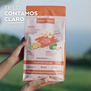 200K views · 118 reactions | Con Nature´s Variety, sabes lo que les das. Carne deshuesada como ingrediente principal y frutas y verduras seleccionadas por proveedores de confianza. Presentado claramente y en gramos, en un pack reciclable. Conoce más en naturesvariety.com | Nature's Variety | Facebook