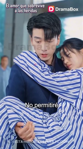 Ver la película completa🔗https://dramabox.onelink.me/dqUm/DRFBWPZM1055137 ⬆️⬆️Haz clic en el enlace para descargar la aplicación Busca el título: “El amor que sobrevive a las heridas” para ver el cortometraje dramático completo⬆️⬆️ 📺Sinopsis:🔥🔥🔥"Hace siete años, Rocío Ortiz le donó un riñón a su primer amor, Leo Franco, quien padecía una enfermedad terminal. Rocío, temiendo convertirse en una carga para él y sintiéndose socialmente incompatible, decidió alejarse con el corazón roto. En secr