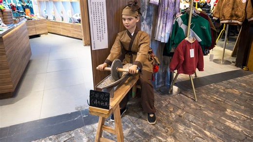 Traditional craft robot attracts attention in underground mall