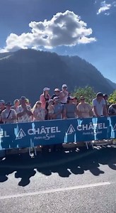 LIFE IS LIFE ! Ambiance de fête sur Le Tour de France à Châtel (Haute Savoie-France) avec le Baron des Abers qui met le feu ! Roger le Cras Images : Jean-Noël et Philippe Deparis | La Place du Village