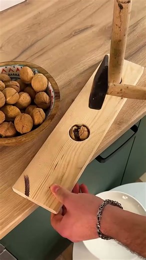 Smart way to crack nuts #easy #nut #cracking #trick
