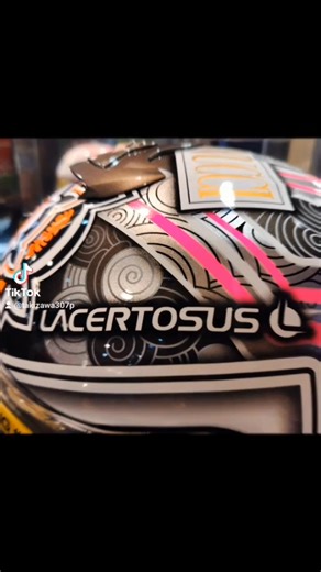 🇯🇵 瀧澤部品⚠️ Scorpion EXO專賣 Scorpion EXO品牌介紹 國際知名的摩托車安全帽與騎乘裝備品牌，在摩托車頭盔市場以優質性能、創新技術與競賽級表現著稱。 🔥 品牌背景與歷史 創立與母公司：ScorpionEXO 是由韓國 Kido Sports Co., Ltd 創立的品牌，專注於摩托車安全頭盔、騎士服裝與相關配件的研發與製造。 全球布局：品牌自 2000 年代初進入北美市場並迅速成長，在歐洲（法國設有分支）與亞洲等地也有廣泛銷售與市場影響力。 市場表現：早期在美國市場迅速進入頭部品牌行列，並在 J.D. Power 市場滿意度評比中名列前茅。 🛡️ 品牌定位與特色 ScorpionEXO 頭盔主要 結合安全、舒適、創新與風格，常見於運動、街道、冒險以及賽道等不同騎乘風格。 核心特色包括： 高規認證安全性：多數產品通過 ECE 22.06 或其他國際安全認證，提供良好保護性能。 技術創新：多款頭盔採用如 TCT™ / Ultra-TCT® 複合材料、空氣動力學外殼設計、進氣/排氣通風系統等技術，提升防護與騎乘體驗。 舒適性與功能性：許多車款配備可拆洗內襯