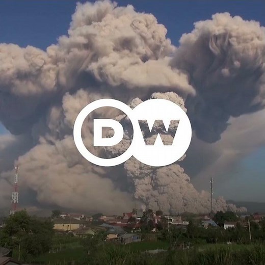 Massive eruption of Indonesia’s Mount Sinabung volcano | DW News