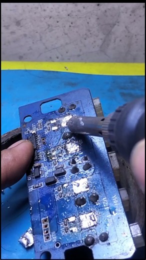 Easy IC Removal Using Flux for Better Soldering#ICRemoval #Flux #PCBRepair #Soldering