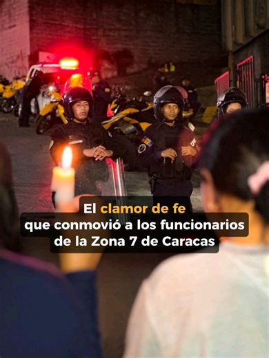 En la décima noche de vigilia ininterrumpida a las afueras del centro de detención de la Policía Nacional Bolivariana (PNB) en Boleíta, un suceso inesperado rompió la tensión entre ciudadanos y fuerzas de seguridad. Un video, captado por el periodista Seir Contreras y difundido ampliamente en redes sociales, muestra el momento en que un funcionario policial se unió desde la fe al clamor de los familiares que exigen la liberación de los detenidos. La escena ocurrió en la denominada