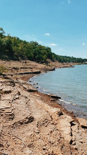 DALLASITES101 on Instagram: "10 OF THE BEST HIKES AROUND DALLAS Contrary to popular belief, there are an abundance of hiking trails that can be found in or near Dallas. Elevation isn’t always required to take in scenic views of nature, and North Texas has some of the most beautiful trails tucked away amongst the new apartment high-rises and suburban sprawl. Here are the top trails you should check out on your next nature trip! ARBOR HILLS NATURE PRESERVE / Plano 3 miles of paved hiking trails, 3