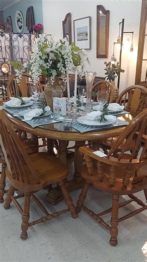 Elegant Expandable American Drew Dining Table
