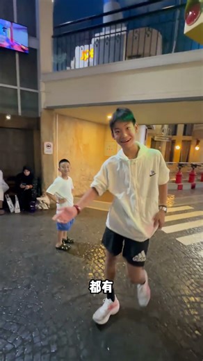 人类幼崽的硬核打工日记 揭秘Kidzania超强玩法！带崽勇闯职业体验馆，开飞机、当消防员、甚至还能做纹身师！俩小子疯狂‘搬砖’一天，竟然赚到一把‘巨款’，下次还要来当‘小打工人’！#vlog ...