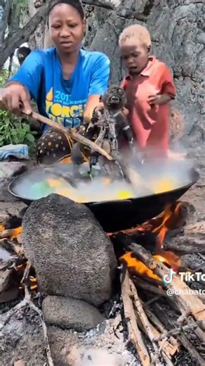 "Survival and Tradition: A Glimpse into Remote Village Life." (生存与传统：窥见偏远村落的生活一隅。