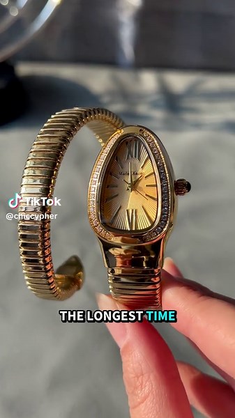 Any time I add a watch to an outfit it instantly upgrades it 🤞🏼#richgirlaesthetic #rich #trendywatch #watch #goldwatch