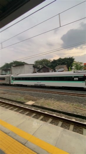 Rapliii on Instagram: "Kereta ekonomi tercepat dari Madiun ke Jakarta! Kereta api Madiun Jaya, namanya diambil dari tempat keberangkatannya di Kota Madiun. Kereta api Madiun Jaya memiliki cerita sejarah yang cukup panjang, sekitaran tahun 2009 melayani rute dari Madiun menuju Solo Balapan, bahkan diperpanjang sampai ke Kertosono, lalu setelah itu di tahun 2010 diperpanjang rutenya hingga Yogyakarta, kemudian tahun 2011 Kereta Api Madiun Jaya berubah menjadi kereta komuter memakai sarana KRD. Dan