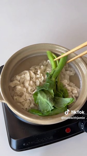 Easy Japanese Curry Noodle Recipe! I felt tired today but really craved some Japanese curry so I whipped up these curry noodles with beef, gailan, and an egg. It was incredibly tasty and satisfying, and the best part (as always) is I made it in one pot! To make this, you need: 1 bunch dried noodles Leafy greens, such as gailan 1 tsp oil ¼ c onion, chopped 1 Tomato, chopped 1 1/2 - 2 c water 1 Japanese curry cube, chopped 1 tbsp soy sauce Thinly sliced beef Pan-fried egg Green onions to top Direc