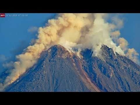 Nov 12, 2024: Pyroclastic Flows, Avalanche of Boulders, Birds at Volcán de Santa Maria, Guatemala