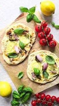 Chrupiące podpłomyki z sosem serowym z pesto i plasterkami cytryny