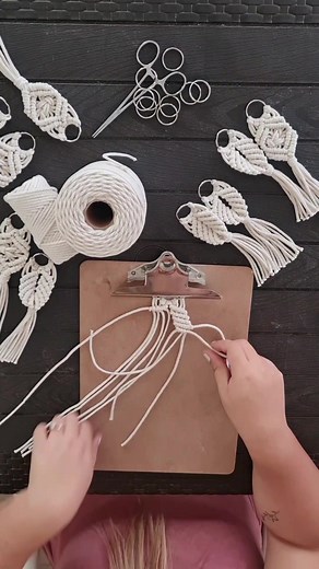 Tutorial llavero de macramé paso a paso