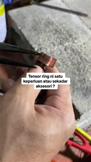 Bagi abang, tensor ring ni dah jadi satu keperluan Kenapa? Sebab zaman sekarang environment kita dah tak macam dulu. Terlalu banyak benda halus di sekeliling kita yang boleh efek badan tanpa sedar Benda halus tu bukan hantu ya hehe. Abang maksudkan frekuensi… macam radiasi EMF, 5G, screen phone Semua tu sebenarnya ada kesan. Sebab tu ramai sekarang cepat letih, susah fokus, brain fog Jadi pakai tensor ring ni bagi abang, at least satu ikhtiar tambahan. Sebagai sokongan untuk seimbangkan diri dal