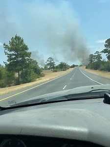 2.3K views · 28 reactions |  BASTROP: Se reporta incendio de pastizales en el area de WB Hyw. 71, cerca de Harmon Rd. y State Park. Se ha lanzado una orden de evacuación para la zona de Hwy. 71 - Harmon a Pine Hill Loop. Múltiples agencias de emergencia están en la zona. Extrema precaución.  Cortesía para Reporte Austin de Pabloy Eliza Marquez. | Reporte Austin | Facebook