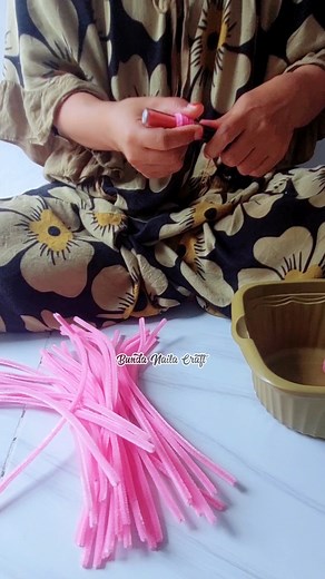 Masih dengan seputaran kawat bulu yang dirangkai jadi bunga yang indah #craftshow #handmadegoods #kreatif #bungakawatbulumercy #homemade #flowerstyles_gf #bungakawatbulumalaysia #bungahias #kerajinantanganindonesia #handmadegifts #craftfair #fblifestyletylechallange #flowers #kerajinantangan #tutorial #fblifestyle #bungakawatbulu #kreasi | Bunda Naila Craft