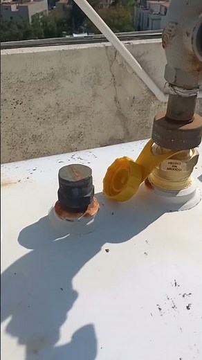 This is how the valves of a 1000-liter stationary tank are changed.