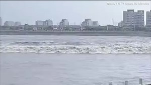 World's largest tidal bore catches crowd attention in East China